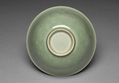 图片[2]-Bowl with incised peony pattern in green glaze, Ming dynasty (1368-1644)-China Archive